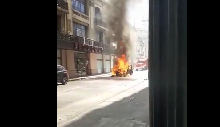 Se incendió un taxi en pleno centro de Rosario | Información General