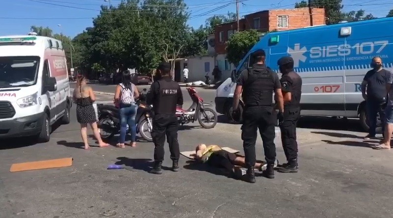 Robó una moto, chocó a las pocas cuadras y los vecinos casi lo linchan | Información General