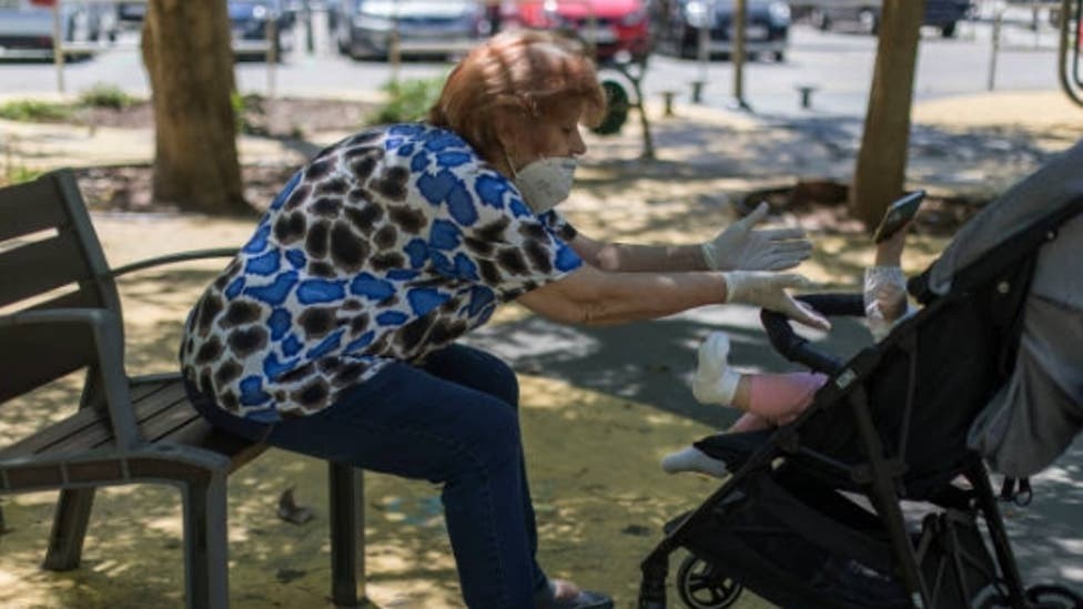 Polémica viral por una abuela que quiere cobrar por cuidar a su nieta: "No soy una guardería" | Tecnología