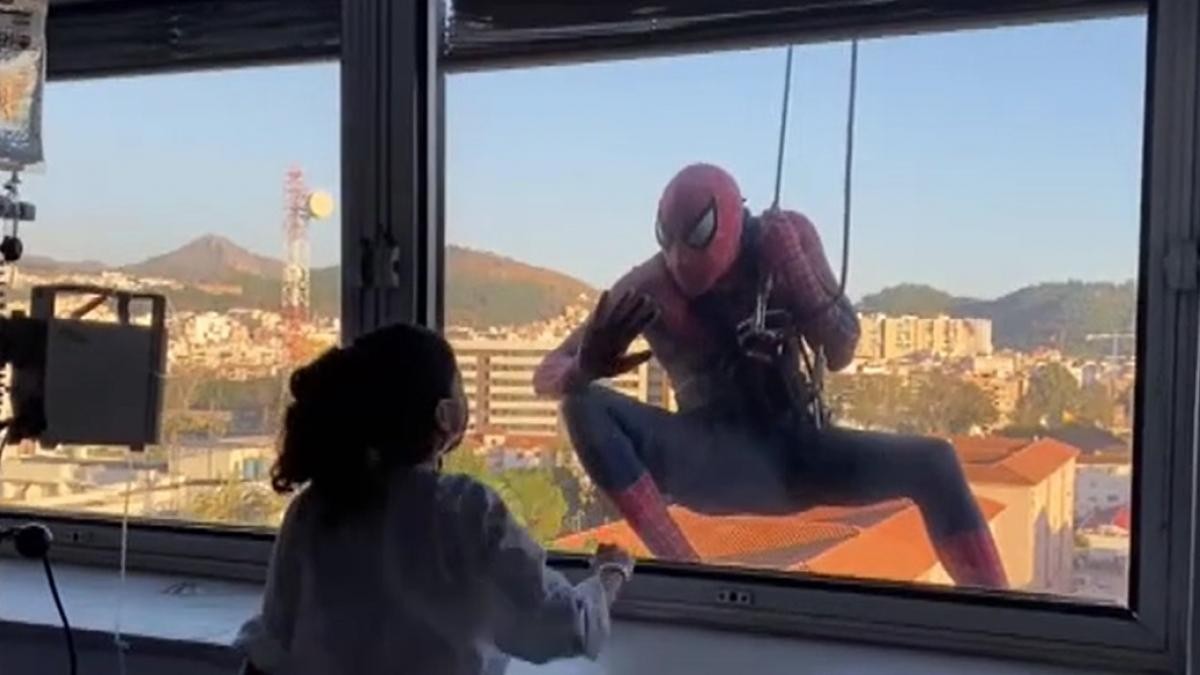 Un "Spiderman" se cuelga en un hospital para alegrar a los niños enfermos | Tecnología
