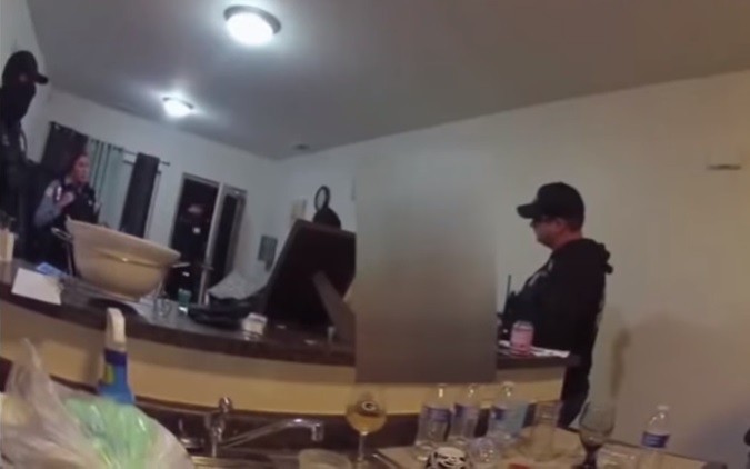 Video: policías entraron por error a una casa y esposa a una mujer desnuda que era inocente | Internacionales