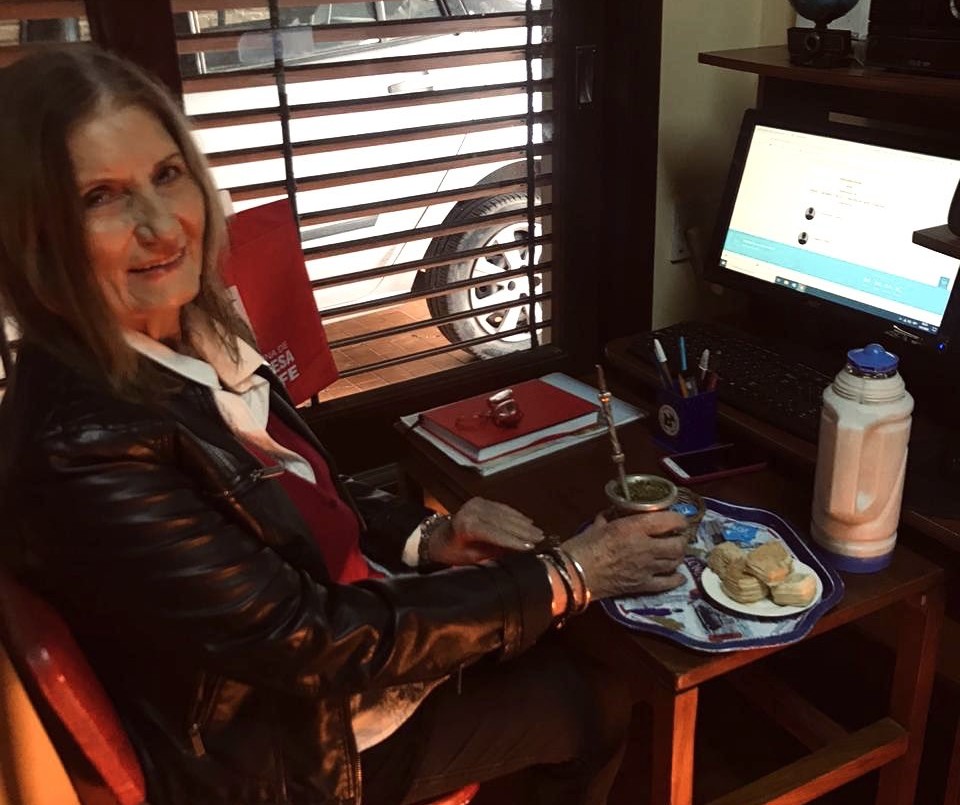 Con las herramientas virtuales que le dieron sus nietos, una profesora jubilada enseñó inglés hasta en España | Internacionales