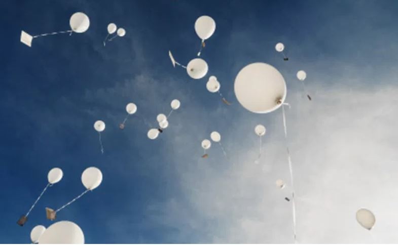 Globos blancos en honor a los fallecidos por Covid-19 | Información General