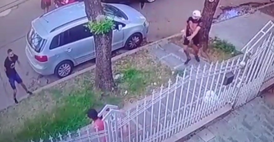 Video: Se roban el auto y la mamá alcanza a bajar a su hija segundos antes del atraco | Información General