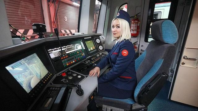 El metro de Moscú contrata a las primeras mujeres conductoras de su historia | Internacionales
