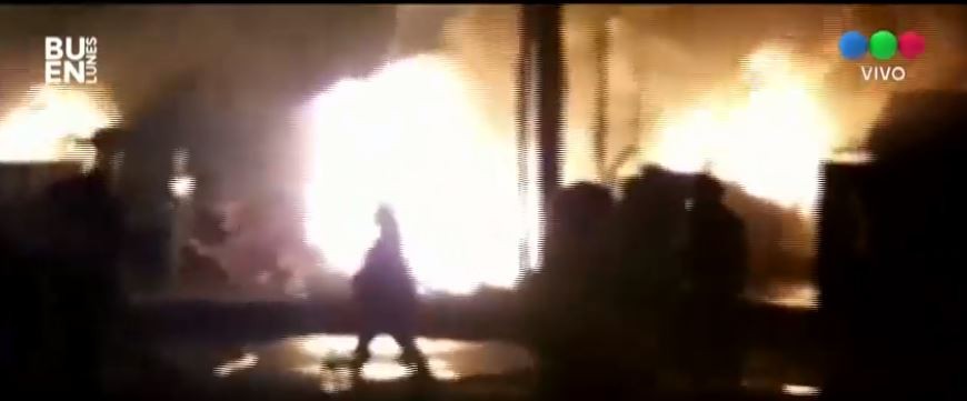 Por la pirotecnia se incendió un aserradero en Moreno: cuatro familias perdieron sus viviendas | Información General