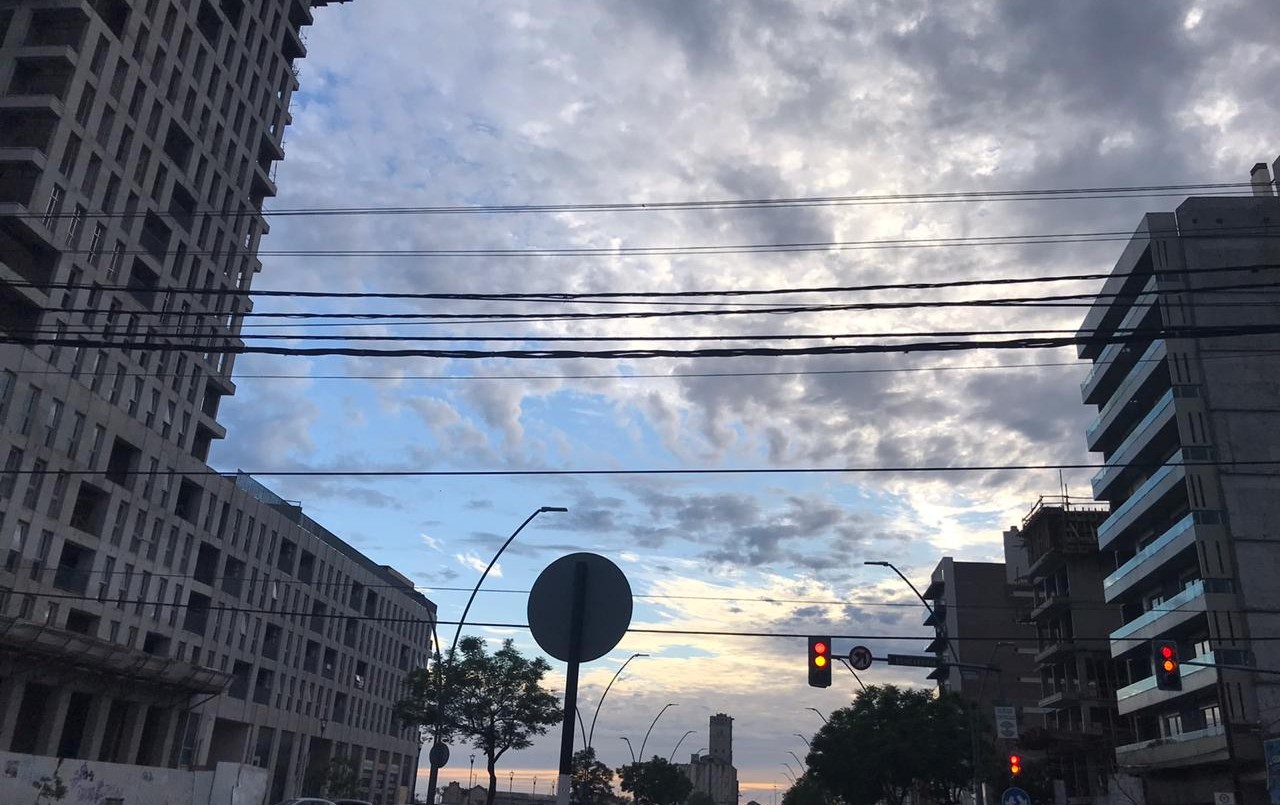 El primer lunes del año comenzó nublado y con humo | Información General