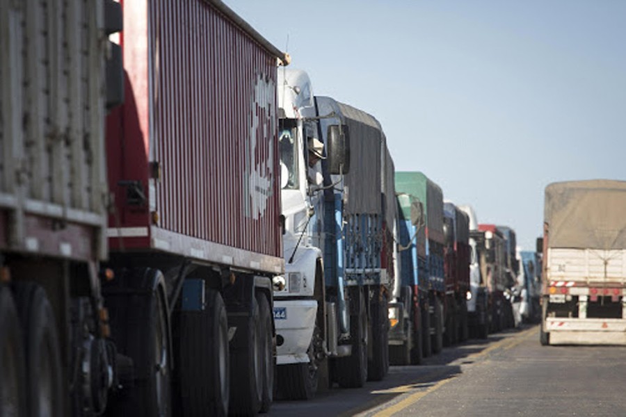 Los que faltaban: paro y piquetes de los transportistas de carga de granos y cereales | Información General