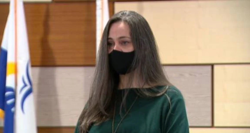 Recompensan a moza "heroína" que salvó con una nota a un nene de sus padres maltratadores | Información General