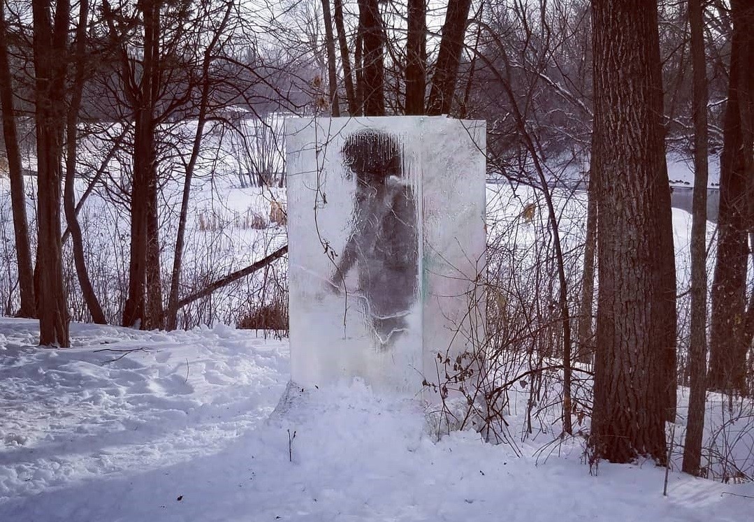 Fotos: misterioso hallazgo de un cavernícola dentro de un bloque de hielo en un parque | Tecnología