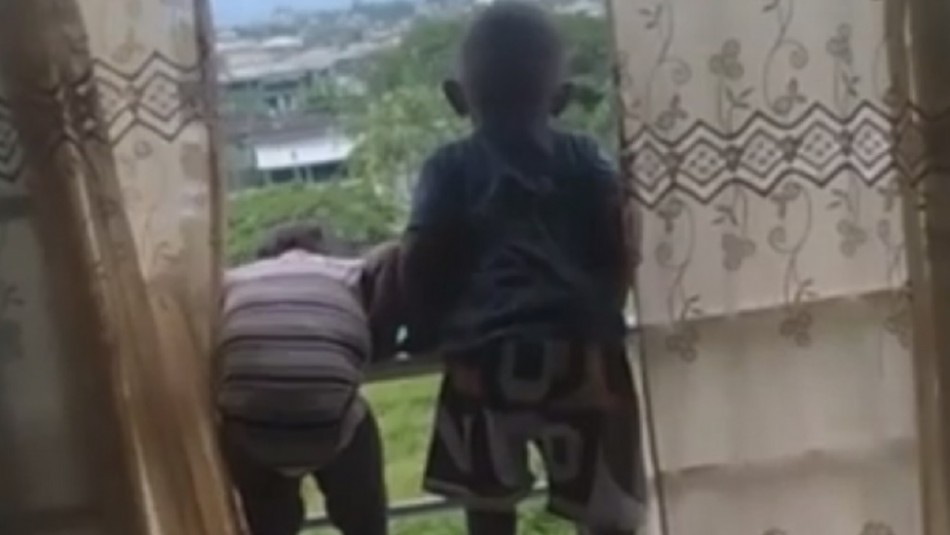 Video: investigan a una mujer que grabó con su celular como su hija caía desde un segundo piso | Internacionales