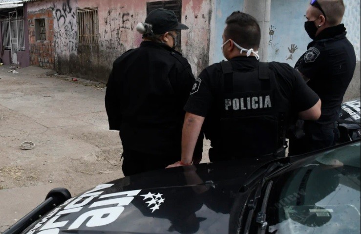 Perro mordió a una nena: familiares de la víctima intentaron quemar la casa del dueño, le robaron y la usurparon | Información General