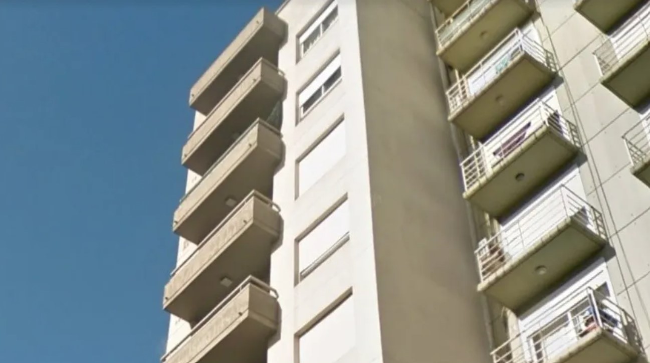 Una mujer cayó desde el balcón en La Plata: investigan si la tiraron | Información General