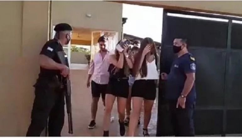 El joven que se enteró que su novia era infiel por el video de una fiesta clandestina | Información General
