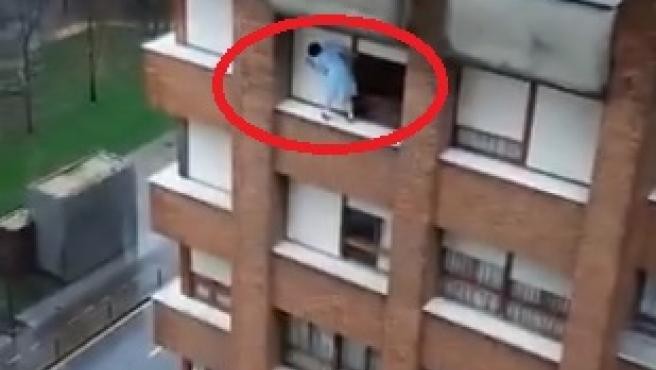 Video impactante: la mujer que se balancea en la cornisa de un séptimo piso para limpiar las ventanas | Tecnología
