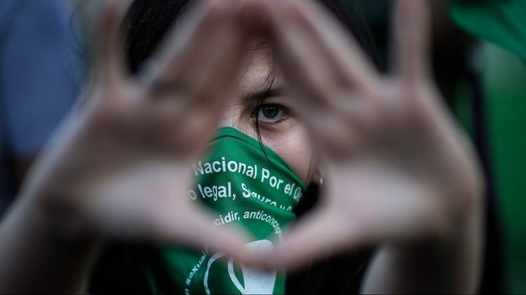 La golpearon e insultaron en un colectivo por tener un barbijo a favor del aborto legal | Información General