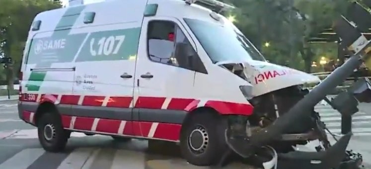 Lo mordió un pitbull y se lo llevaron al hospital: en el camino chocó la ambulancia | Información General