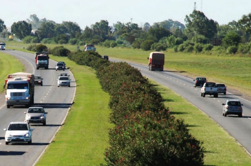 Un trabajador fue atacado a balazos para robarle la moto en la autopista Rosario Santa Fe | Información General