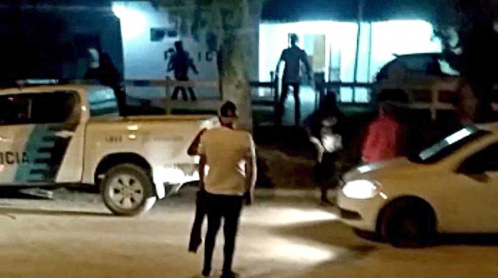 Video: Destrozaron la comisaría de Reta después de una fiesta clandestina en la playa | Información General