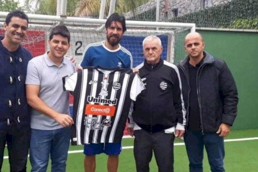 'El Loco' Abreu suma y sigue: ficha por su equipo número 30, el Athletic Club de Minas Gerais | Deportes
