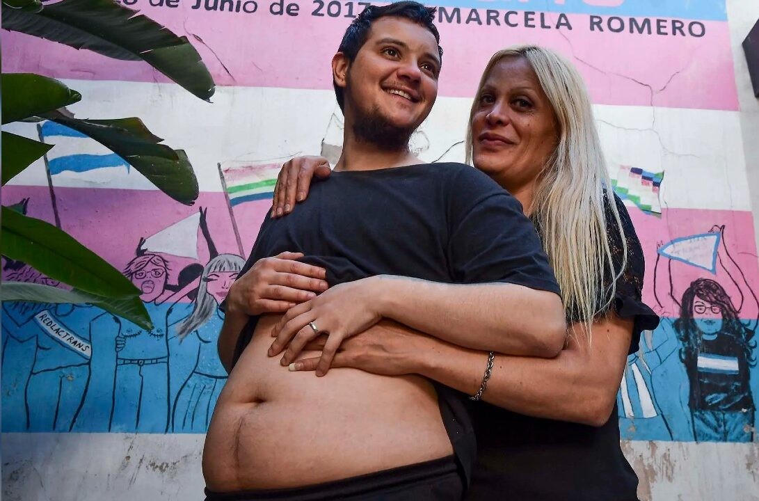"¡Es hermoso!": nació Facundo, el bebé gestado por un varón trans | Información General