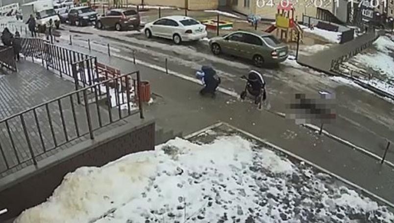 Se quitó la vida tirándose desde un piso 17, cayó sobre un bebé y lo mató frente a su madre | Internacionales