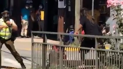 Conmoción en Chile por la muerte de un malabarista en manos de un Carabinero en la calle | Internacionales