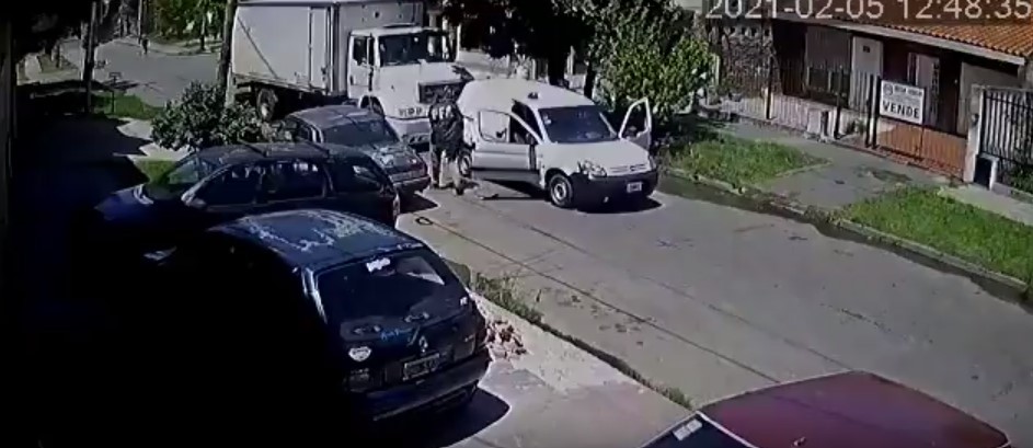 Vestidos de policías pararon un camión y le robaron todo a sus ocupantes | Información General