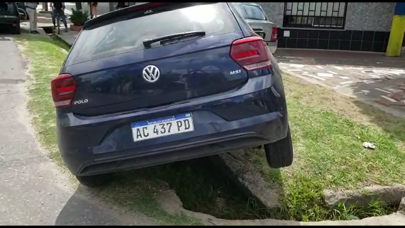 Violento choque entre dos autos: uno casi se incrusta en una casa | Información General