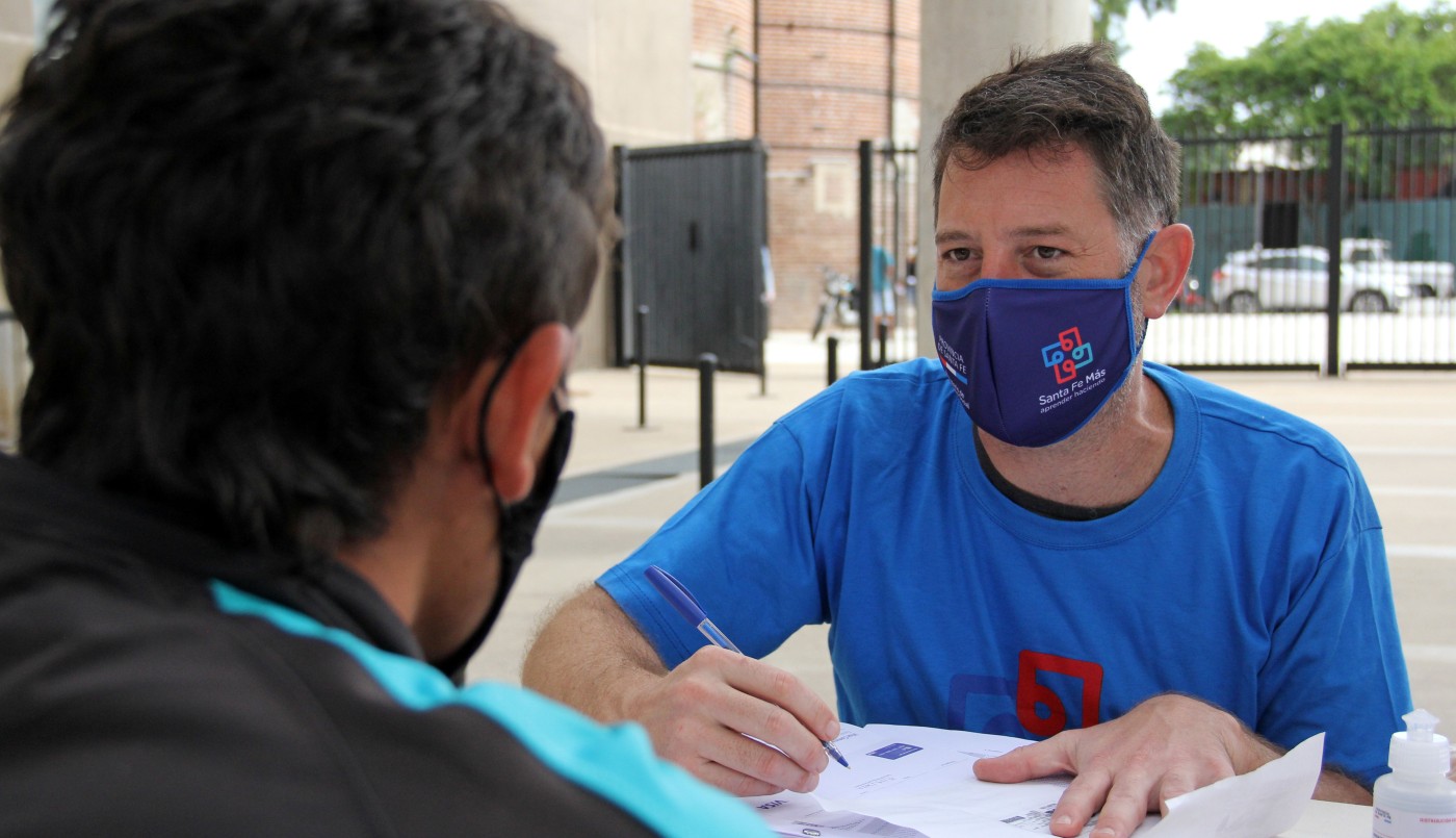 Comenzó la entrega de tarjetas a los beneficiarios del programa Santa Fe Más | Servicios