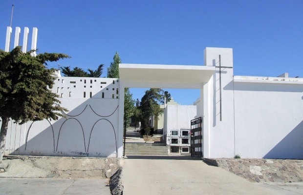 Dos jóvenes borrachos abrieron un ataúd para despedirse de un familiar que había muerto de coronavirus | Información General