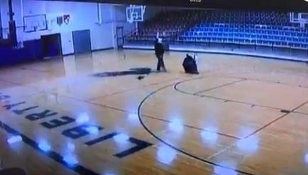 El gol del ordenanza: limpiaba una cancha, embocó la pelota y el video se hizo viral | Tecnología