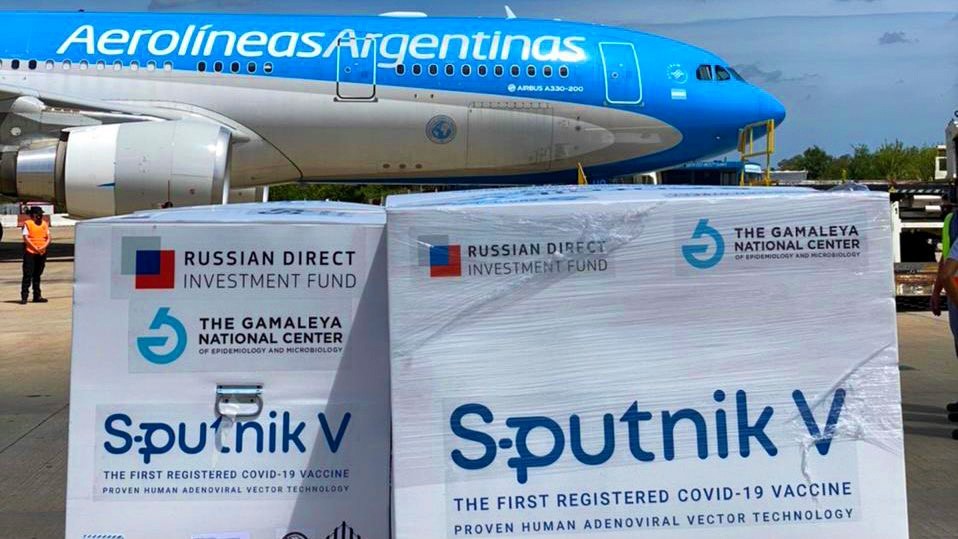 Llegó el avión de Aerolíneas con vacunas de Rusia: trajo 400.000 dosis | Información General