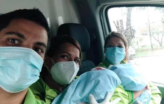 Fue al hospital por un dolor de estómago y dio a luz a gemelos | Información General