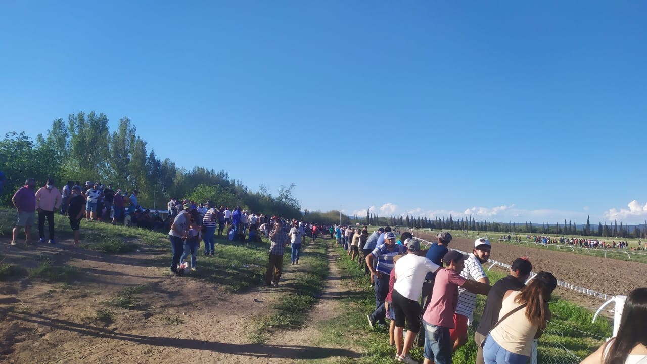 Villa Dolores: suspendieron una carrera de caballos con más de 3 mil espectadores | Información General