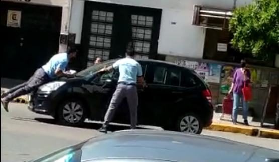 Impactantes videos: atropelló y arrastró 300 metros a un agente de tránsito | Tecnología