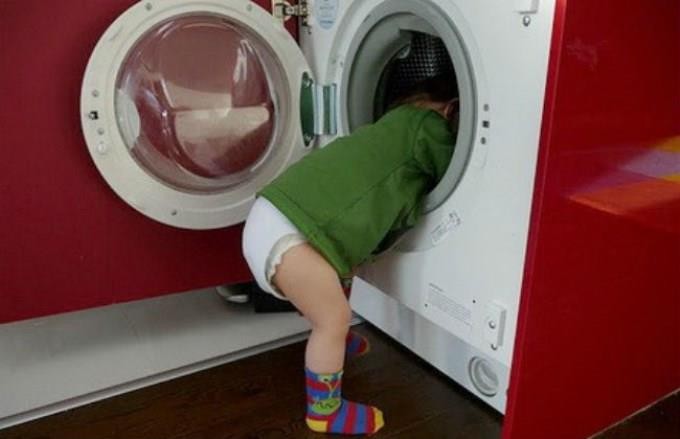 Un nene que jugaba a la escondida, se metió en el lavarropas minutos antes de que lo enciendan y murió | Internacionales