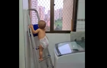 Video viral: el increíble bebé que sube a una escalera para mirar por una ventana | Tecnología