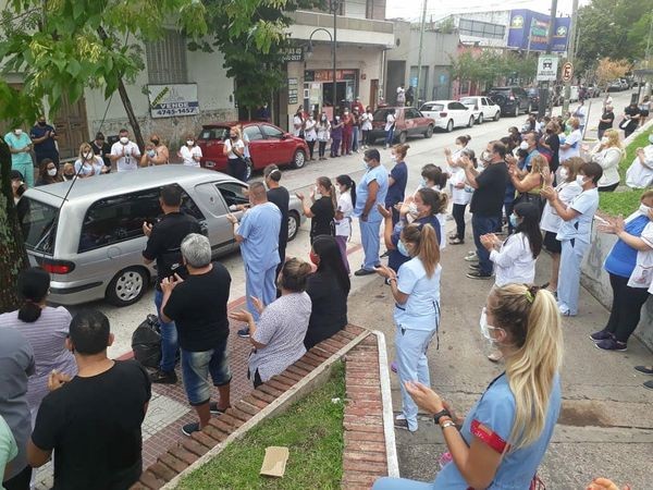 Video conmovedor: todos los médicos y enfermeros de un hospital despidieron a "un ser de luz" | Información General
