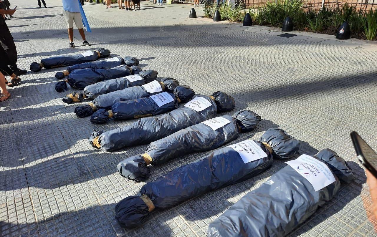 Alberto Fernández repudió las bolsas con cadáveres en Plaza de Mayo | Información General