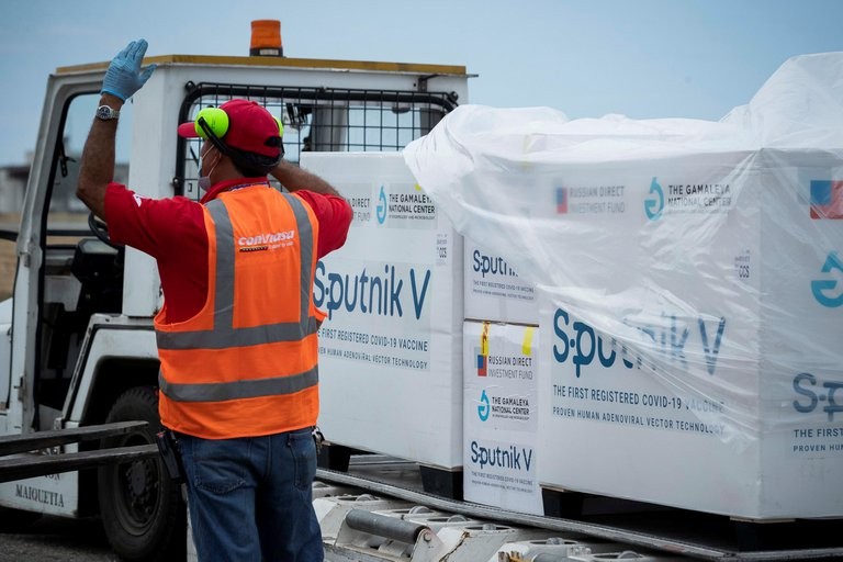 Científicos rusos aseguran que la vacuna Sputnik V funciona bien contra las nuevas variantes de COVID-19 | Internacionales