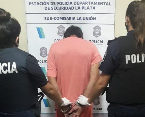 Acusado de abuso sexual fue detenido mientras estaba con su ex hijastra de cinco años desnudo en una cama | Información General