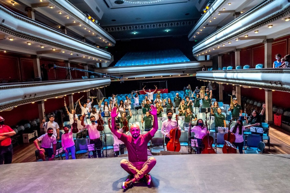 Pura emoción. Abel Pintos sorprendió a chicas y chicos de bandas municipales | Información General