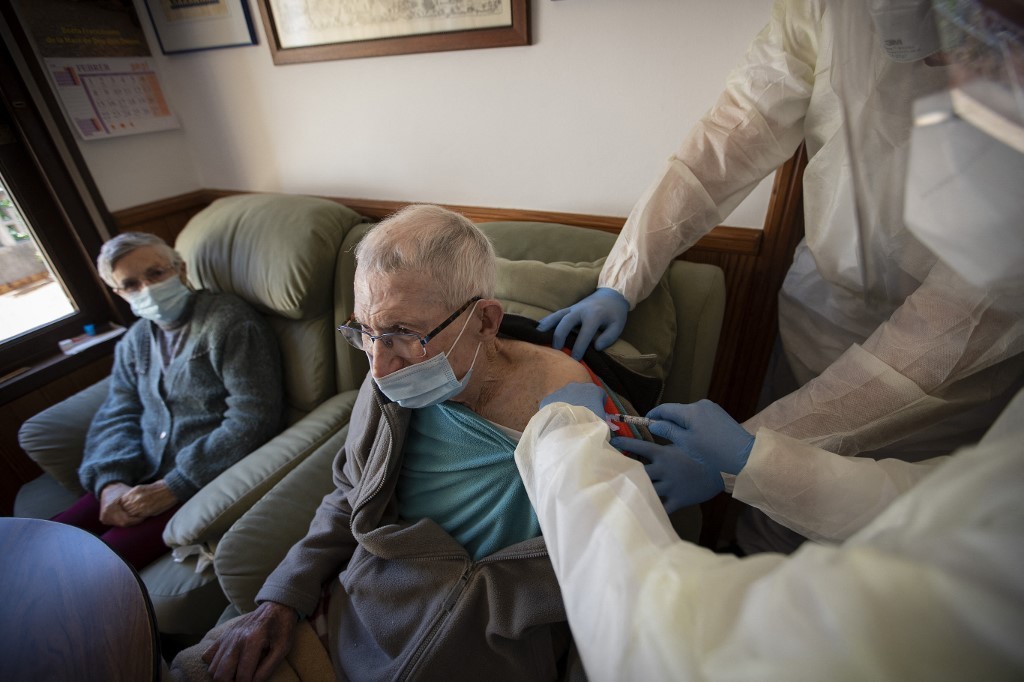 Tras la vacunación, bajaron 95% los contagios en geriátricos españoles | Internacionales