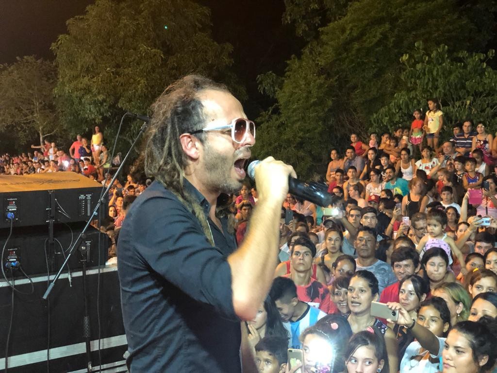 Otra polémica: El cantante "El Tiburón Valdez" fue vacunado en Capitán Bermúdez | Rosario y la región