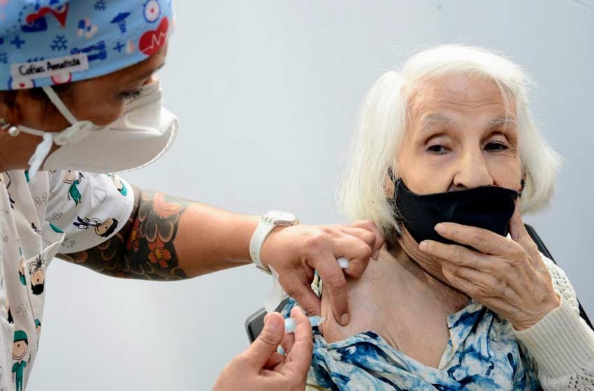Vacunaron contra el coronavirus a la Vieja Amelia, la fanática hincha de Newells de 96 años | Rosario y la región