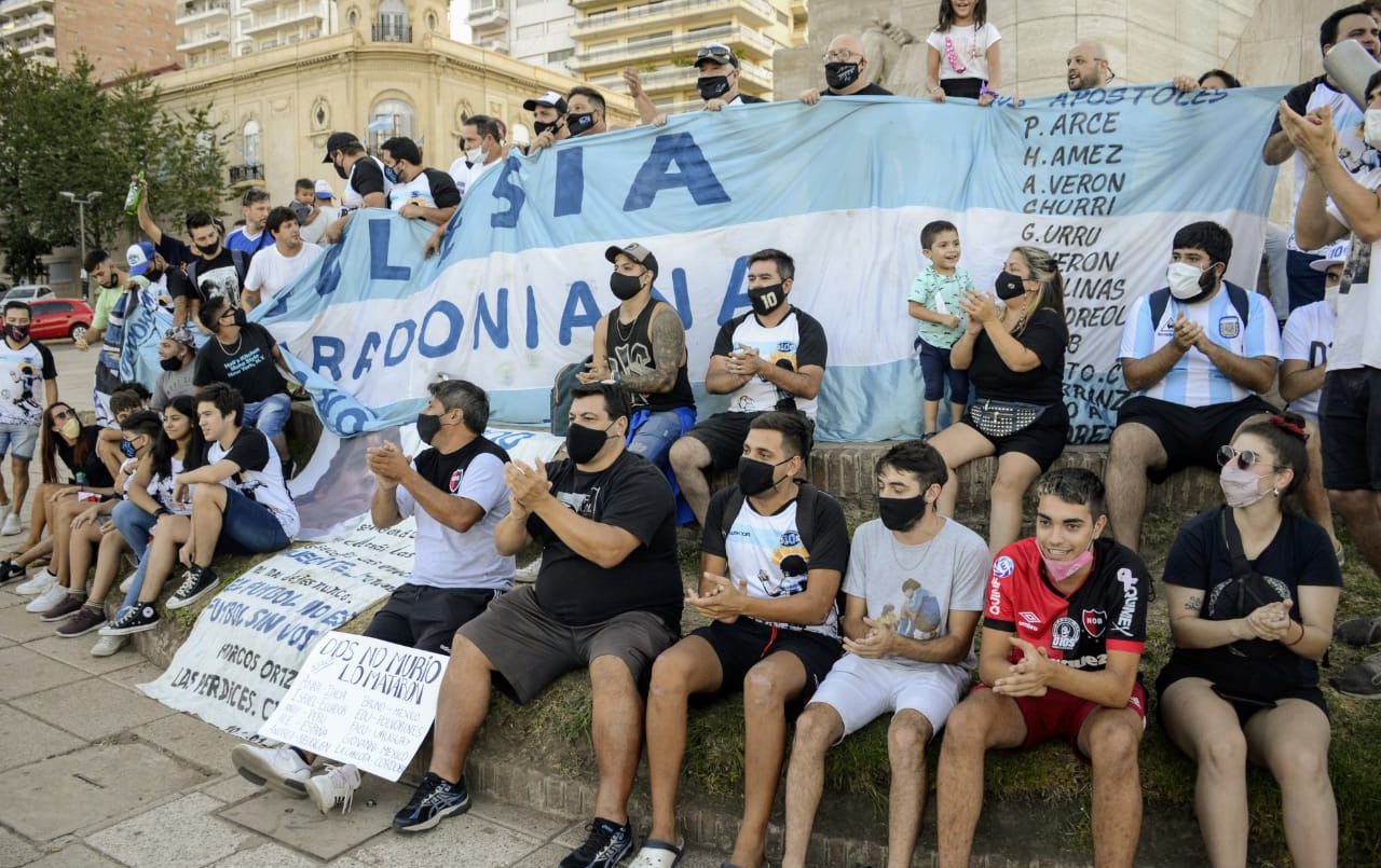 Fanáticos de Maradona marcharon al Monumento y pidieron justicia por su muerte | Rosario y la región
