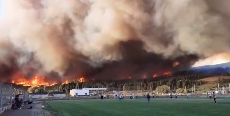 "Salimos con lo puesto cuando caían bolas de fuego": incendios en Chubut | Información General