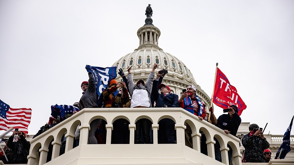 El último jefe del Pentágono de Trump dice que el expresidente incitó a los manifestantes | Internacionales