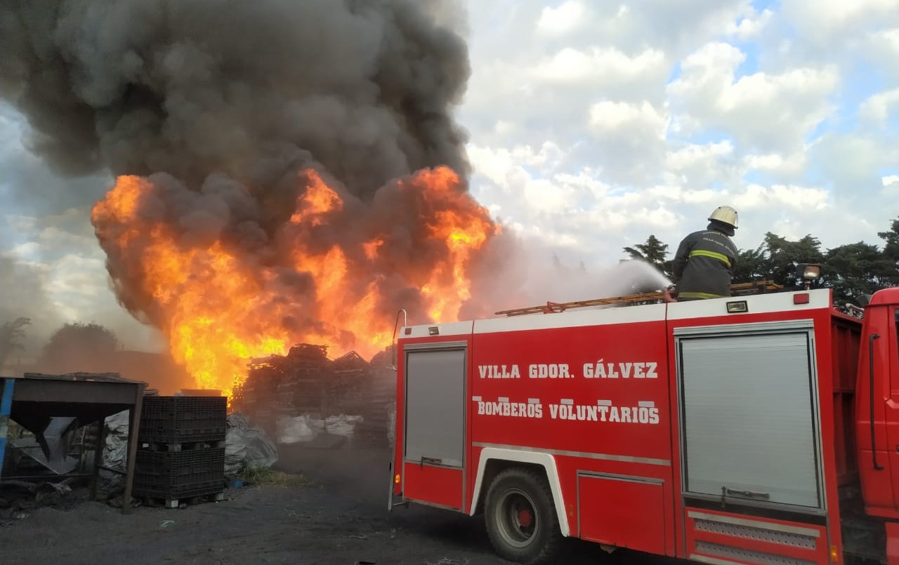 Incendio de gran magnitud en el Parque Industrial de Alvear | Rosario y la región
